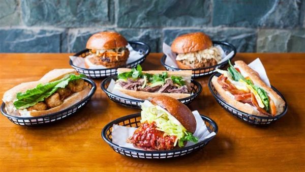 يضعون هذا الشيء بدلًا من اللحم.. احذر ساندويتشات الشارع تصيب بـ السرطانات