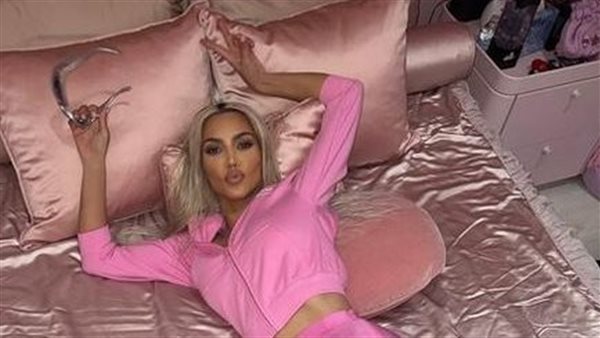 مستوحاة من دمية باربي.. إطلالة مثيرة جديدة لـ كيم كارداشيان | شاهد