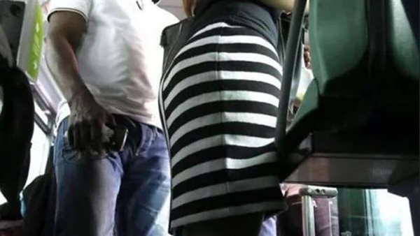 كان لبسها مغري وبرفانها جامد.. اعترافات مثيرة للمحامي المتهم بالتحرش بفتاة فى الأوتوبيس