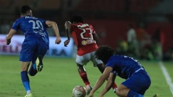 الأحمر أكثر فريق محظوظ في الدنيا.. تعليق مثير من عمرو أديب بعد تعادل الأهلي والزمالك | شاهد