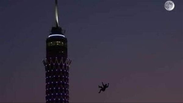 ترك رسالة لشقيقه.. النيابة تكشف أسباب قفز شاب من برج القاهرة