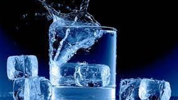 احذر 7 أضرار.. ماذا يحدث لجسمك عند شرب الماء المثلج في الصيف؟