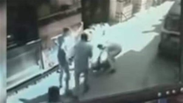 لقطات مروعة..لحظة مقتل شاب على يد آخر بالساطور أمام المارة بدار السلام | فيديو