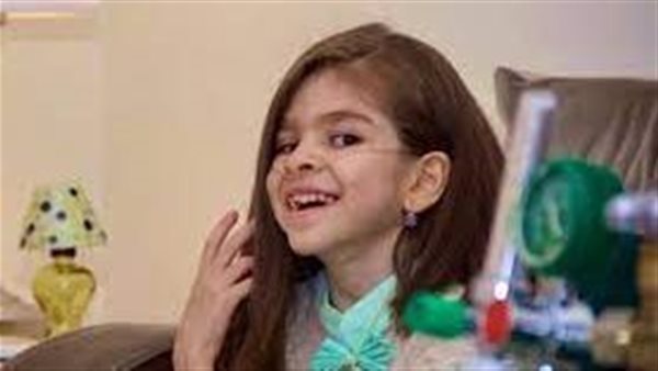 ماتت حزنا على والدها.. حكاية الطفلة حلا الشهري التي أبكت الوطن العربي | شاهد