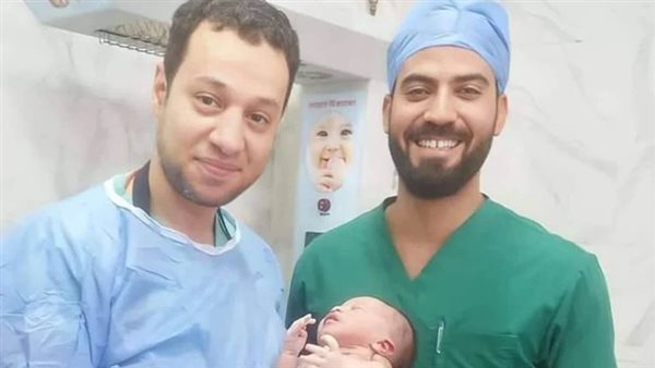 حامل بدون علمها.. دخلت المستشفى بمغص كلوي وخرجت بطفل في 13 دقيقة | شاهد