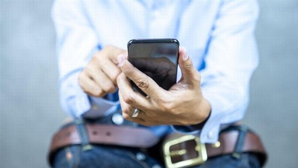 يثير دهشة زوجته.. رجل يقضي ساعات في الحمام كل يوم لسبب غريب