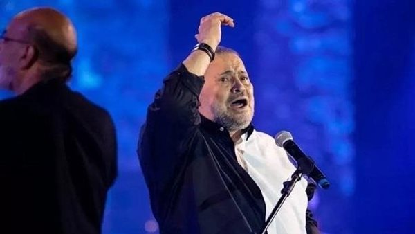 عكاز وزيادة في الوزن.. جورج وسوف يُثير قلق جمهوره | شاهد