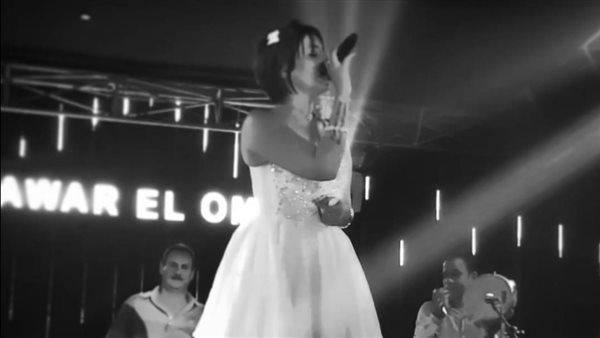 دمرتوني وبكرهكوا.. مطربة شابة تهدد بإنهاء حياتها في لايف على فيسبوك | فيديو