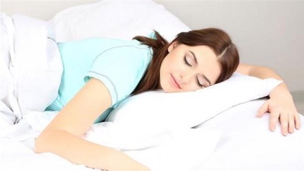 9 مخاطر تحدث لجسمك.. احذر النوم في المروحة أو التكييف لهذه الأسباب 