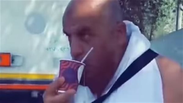 لن تصدق السبب..حاج مصري يشعل مواقع التواصل الاجتماعي على عرفات | فيديو 