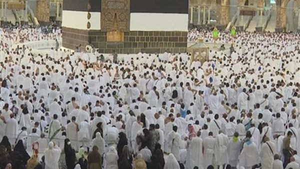 شاهد.. دموع ودعوات حجاج بيت الله الحرام بعد رمي الجمرات في مشعر منى | فيديو