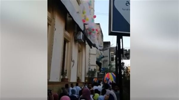 لقطات صادمة..لحظة سقوط شاب من أعلى مسجد أثناء إلقاء بالونات على المواطنين بسوهاج | فيديو 