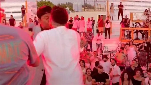 بعد إثارة الجدل.. حقيقة قُبلة عمر كمال وعبد الباسط حمودة | فيديو