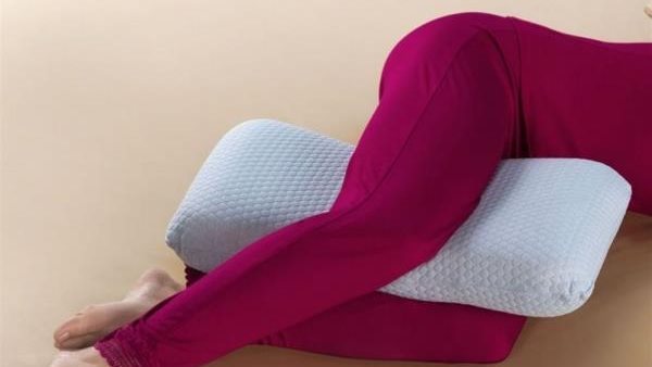 تعرف على الطريقة الصحيحة..هذا يحدث لجسمك إذا وضعت وسادة بين ساقيك أثناء النوم