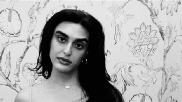 العائلة تقف وراءها..تفاصيل صادمة وراء تحول نجل روائي شهير إلى فتاة