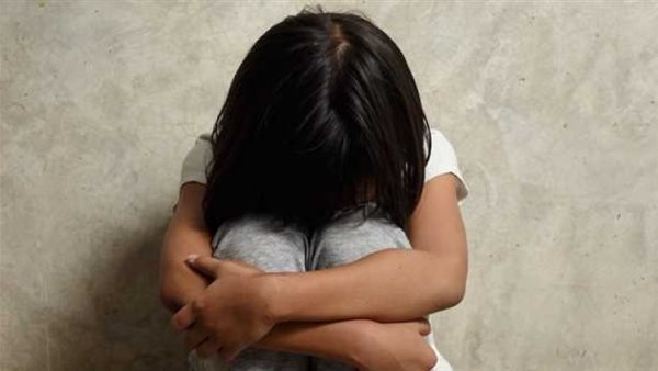 بتقوم من النوم مفزوعة..والد طفلة أسيوط يكشف تطورات حالتها الصحية بعد هتك عرضها في الملاهي