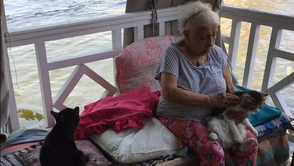 شقة في الزمالك بأمر الرئيس.. القصة الكاملة لإخلاص حلمي صاحبة العوامة 77 | فيديو