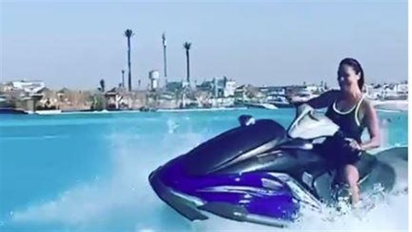 بالمايوه.. إطلالة مثيرة جديدة لـ نرمين الفقي وسط البحر | شاهد