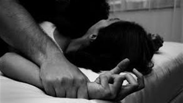 صورها أثناء الممارسة.. شاب يقيم علاقة حرام مع حماته وشقيقها يقتله