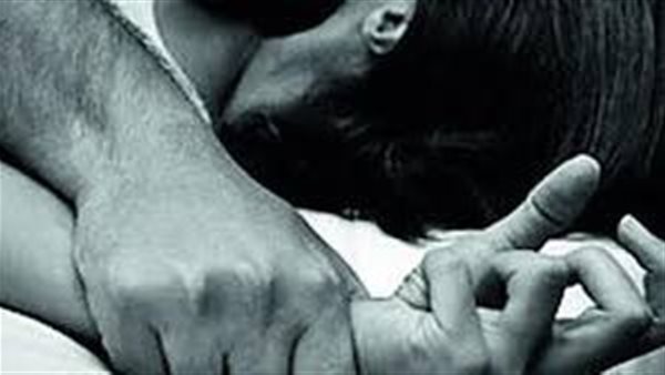 يمارسان الرذيلة بجوار طفل على جسده آثار تعذيب.. أم تبلغ الشرطة عن ابنها وعشيقته في قنا
