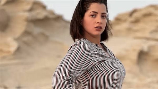 بـ مايوه فاضح.. منى فاروق تثير الجدل على البحر | شاهد