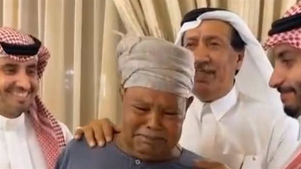 قبلوا رأسه ويديه.. سعوديون يحتفون بعامل مصري في حفل وداع بعد 40 عامًا | شاهد