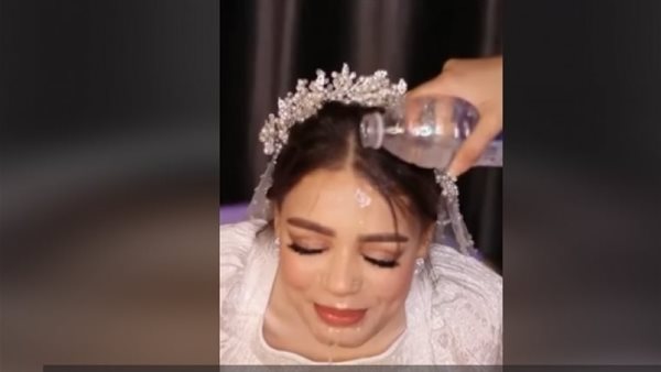 لسبب غريب وصادم.. ميك أب أرتست تغسل وجه العروسة بعد المكياج ورد مفاجيء من الفتاة