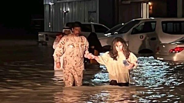 مشاهد مأساوية..سيول غير مسبوقة في الإمارات وصفارات الإنذار تدوي بالفجيرة | شاهد