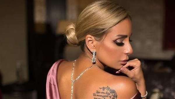 بالمايوه.. إطلالة مثيرة جديدة لـ ريم البارودي | شاهد