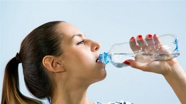 مخاطر قد تصل إلى الوفاة..احذر شرب المياه بكميات أكبر من المطلوب يوميا 