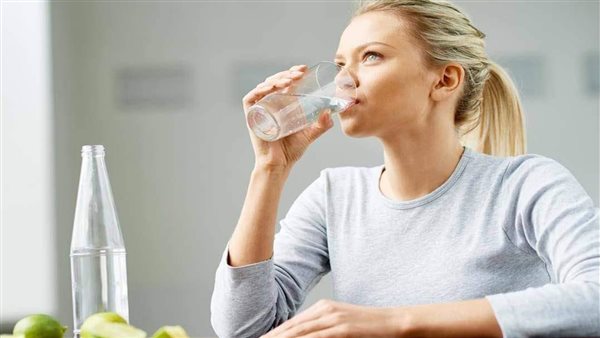 تعرف على الحقيقة..شرب الماء أثناء تناول الطعام مضر أم نافع؟