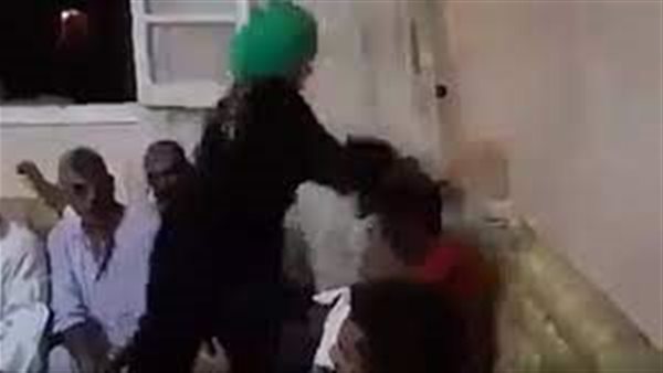 بالشبشب.. عقوبة ٣ شباب حاولوا تشويه سمعة فتاة في إحدى القرى | فيديو