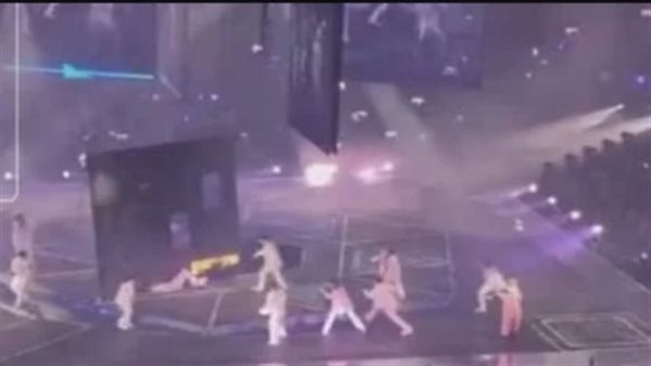 لقطات صادمة.. لحظة سقوط شاشة عملاقة على فرقة غنائية وإصابة راقصتين | فيديو