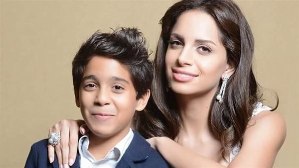 أصبح شابا.. ابن آمال ماهر يحملها في كواليس حفلها بالعلمين | شاهد