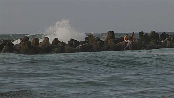  دوامات وحواجز صخرية.. محافظ الإسكندرية يكشف سر غرق المصطافين بشاطئ النخيل | شاهد