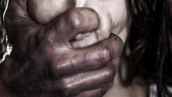 انتهك مواضع عفتها بغير رضاها..السجن 3 سنوات لكيميائي بتهمة هتك عرض فتاة بالجيزة
