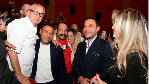 في العرض الخاص لفيلمه عمهم.. ظهور نادر لزوجة محمد إمام | شاهد