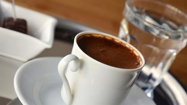 لن تتخيل.. ماذا يحدث لجسمك عند تناول كوب من الماء بعد فنجان القهوة؟