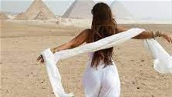 كاس ويسكي وفستان عاري.. هجوم ناري على فنانة شابة بعد جلسة تصوير مثيرة للجدل | شاهد