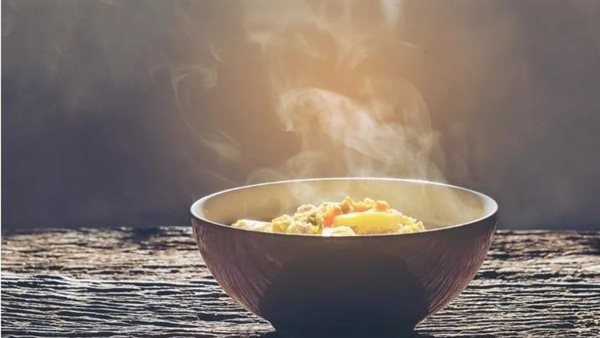 احذر..ماذا يحدث عند وضع الطعام الساخن مباشرة في الثلاجة؟