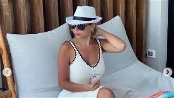 بالشورت.. إطلالة مثيرة لـ ريم البارودي في أحدث جلسة تصوير | شاهد