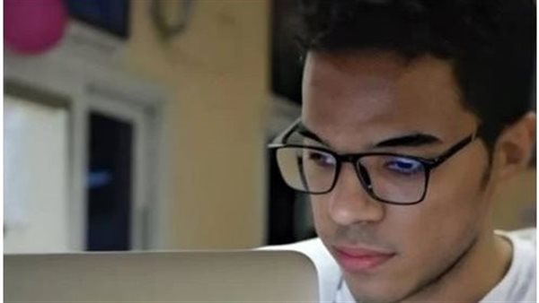 علشان يتيم الأب والأم.. حكاية منشور أشعل الفيسبوك وتدخل عاجل من وزير الطيران | شاهد