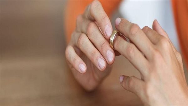 بتنزل الكافيه وترجع الفجر وحاسس إنها بتخوني.. عماد يطلب تطليق زوجته في محكمة الأسرة