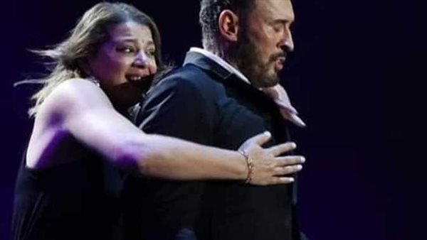 لن تصدق ما فعله.. لحظة اقتحام معجبة للمسرح واحتضانها لكاظم الساهر بالاوبرا | فيديو