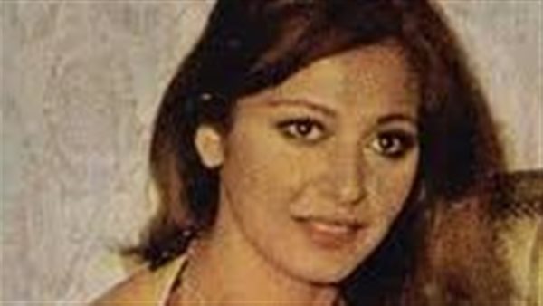 ماتت على سجادة الصلاة وقصة مثيرة وراء اعتزالها.. آخر صور مديحة كامل قبل الوفاة | شاهد