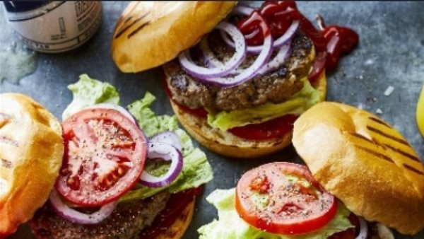 بتسبب كوارث..خبيرة تغذية توضح أضرار تناول اللحوم المصنعة على الأطفال والشباب | فيديو