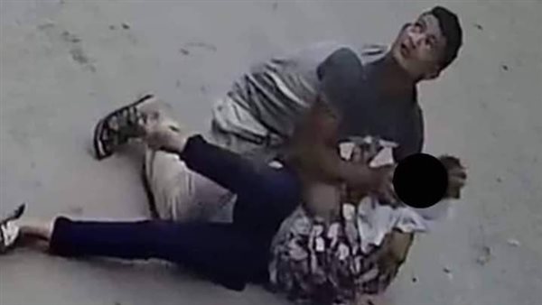  صرخات أنقذتها من الاغتصاب.. تفاصيل مثيرة في اعتداء شاب على فتاة وسحلها بأحد شوارع البحيرة | شاهد