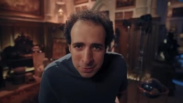 مش حافظ وبيردد الكلام.. تسريب فيديو صادم لـ الدحيح يثير جدلا | شاهد