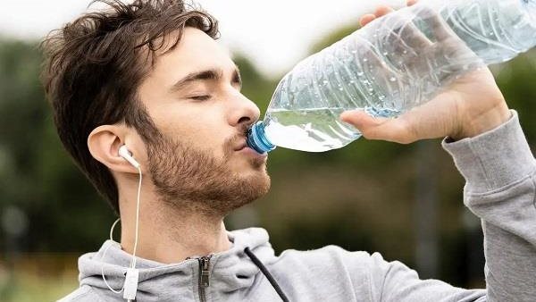 لن تتخيل..ماذا يحدث لجسمك إذا اكتفيت بالماء مشروبا لشهر واحد؟