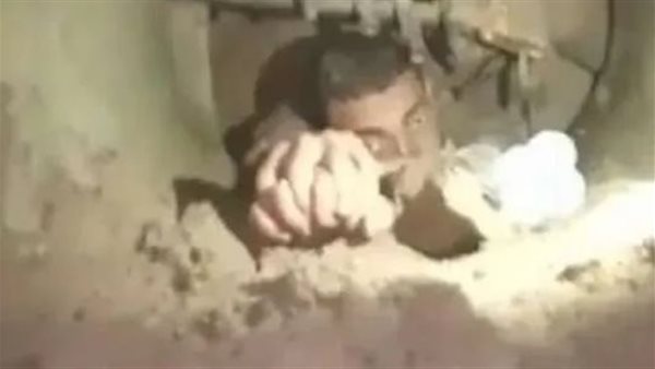 لقطات مثيرة.. لحظة استخراج عامل حيا من حفرة بعد تنقيبه عن الآثار بمنشأة القناطر | فيديو